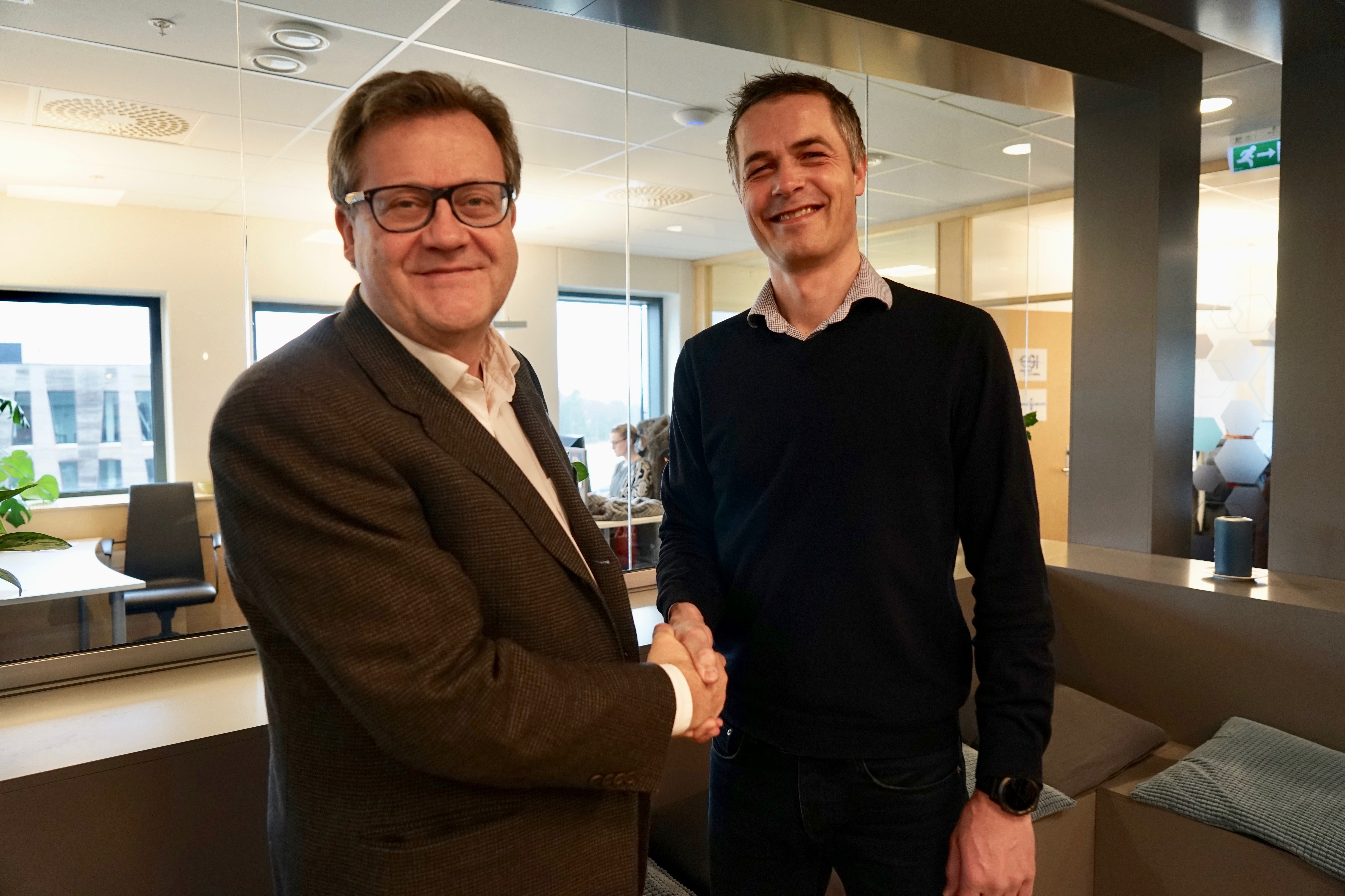 Qwave Hans Petter Eng signerer