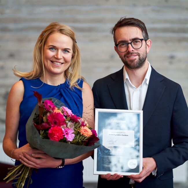 Professor Natalia Ingebretsen Kucirkova med konserndirektør Jens Arne Steinsbø i Lyse Foto Sondre Vestheim2 mb