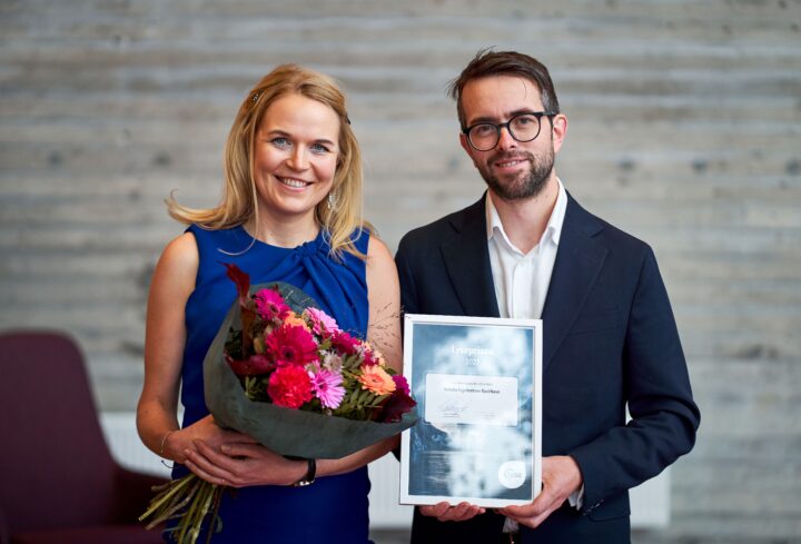 Professor Natalia Ingebretsen Kucirkova med konserndirektør Jens Arne Steinsbø i Lyse Foto Sondre Vestheim2 mb